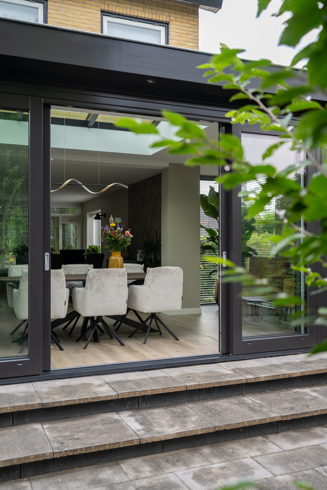 Glazen aanbouw met schuifpui