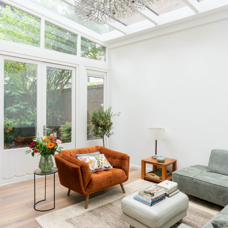 Aanbouw met glazen dak