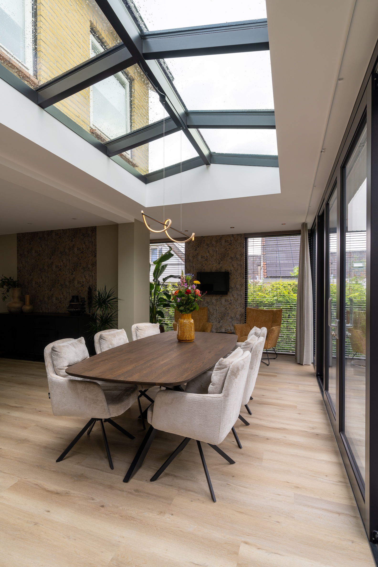 Glazen uitbouw met lichtstraat