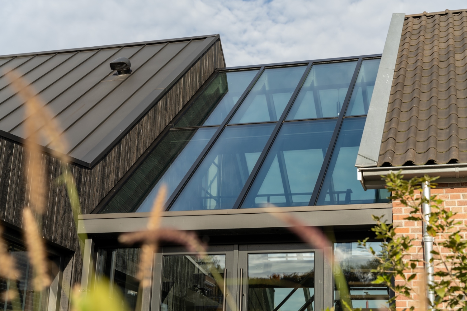 Exclusieve glazen entree met glazen dak