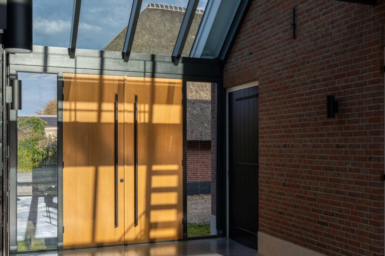 Exclusieve verbindingsgang met eiken deur