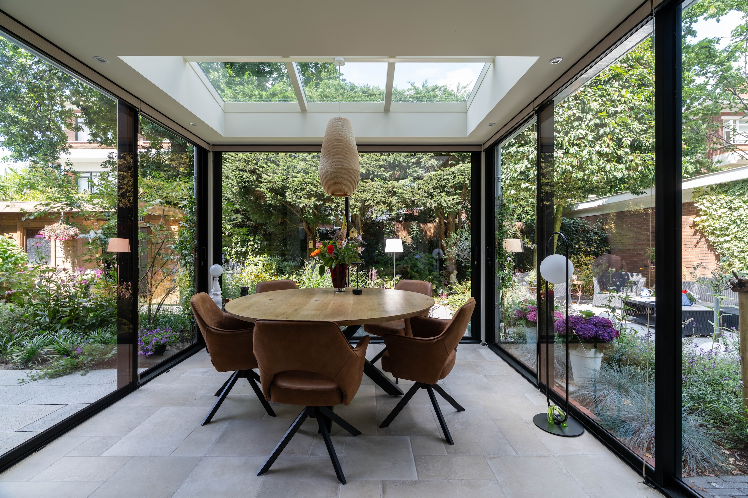 Glazen aanbouw met lichtstraat