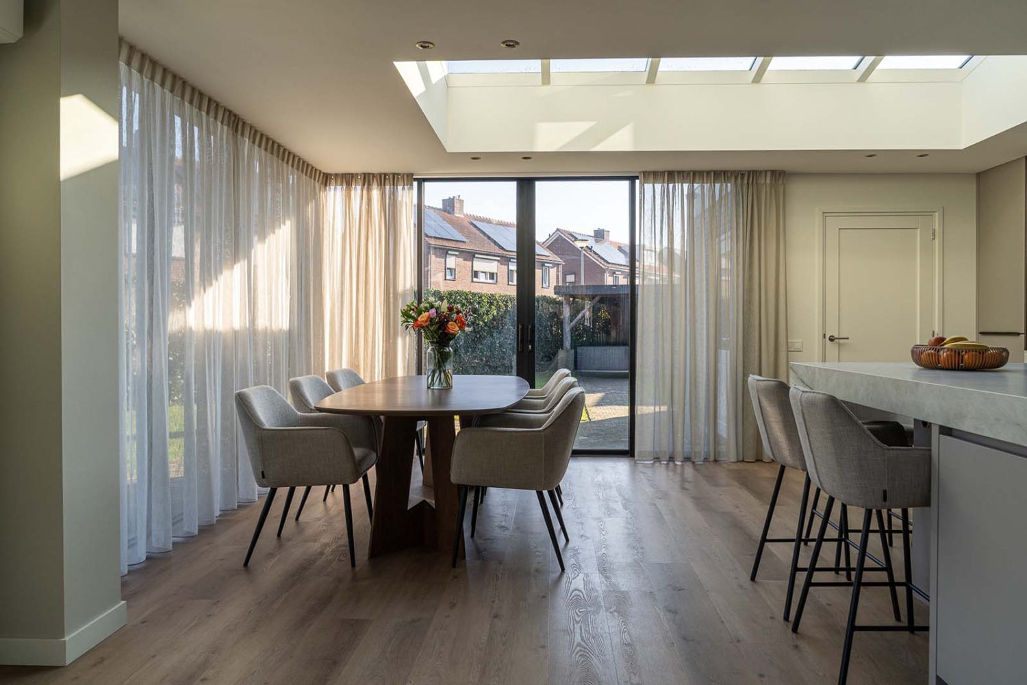 Serre uitbouw met industriëel interieur