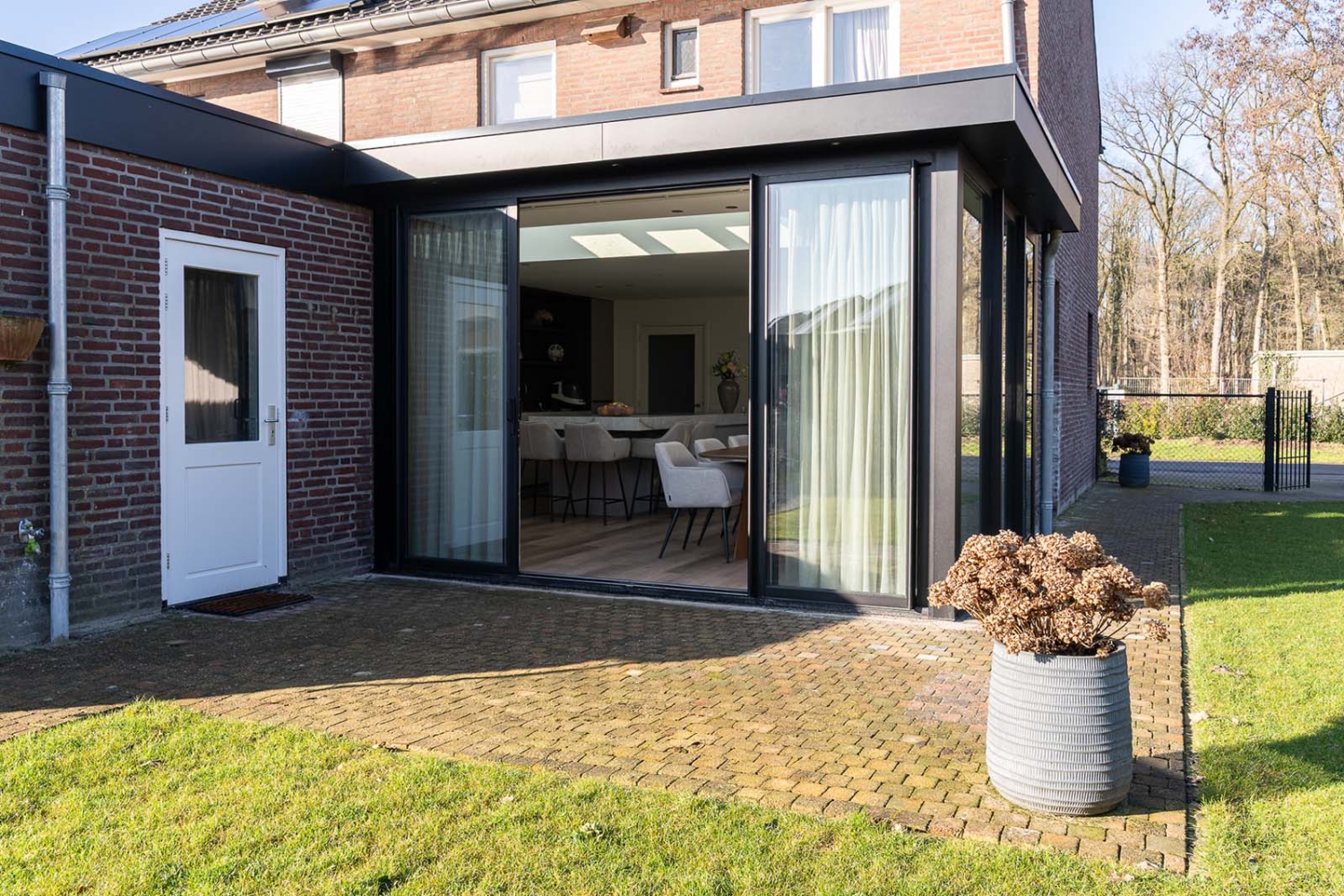 Serre uitbouw in industriële stijl