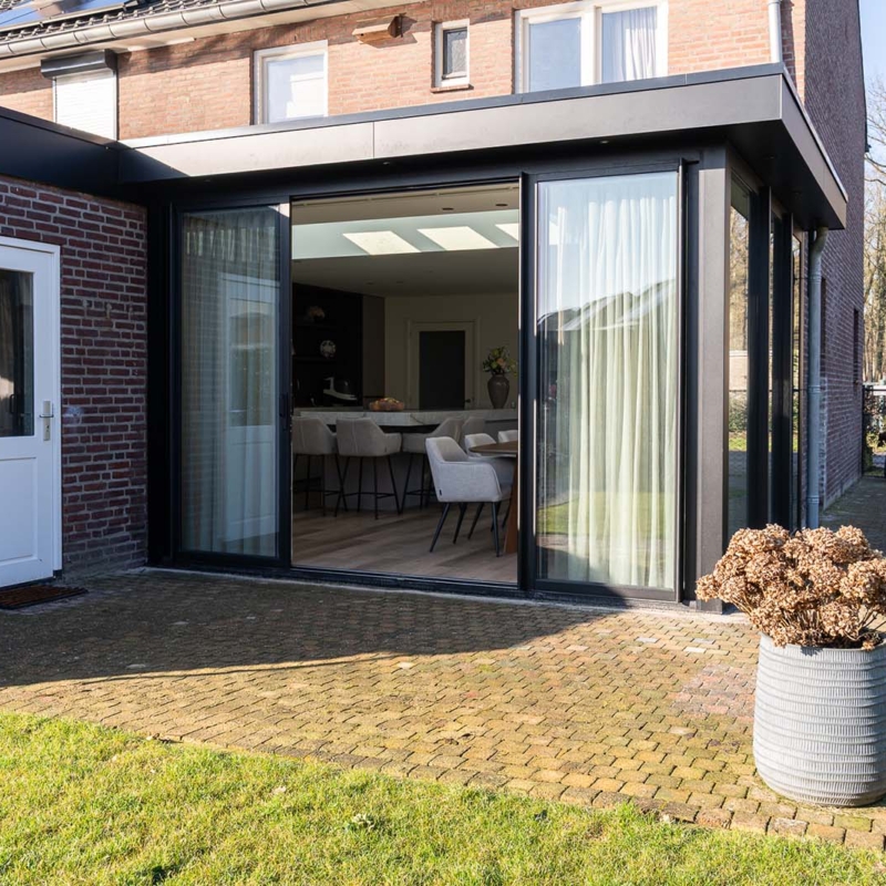 Serre uitbouw in industriële stijl