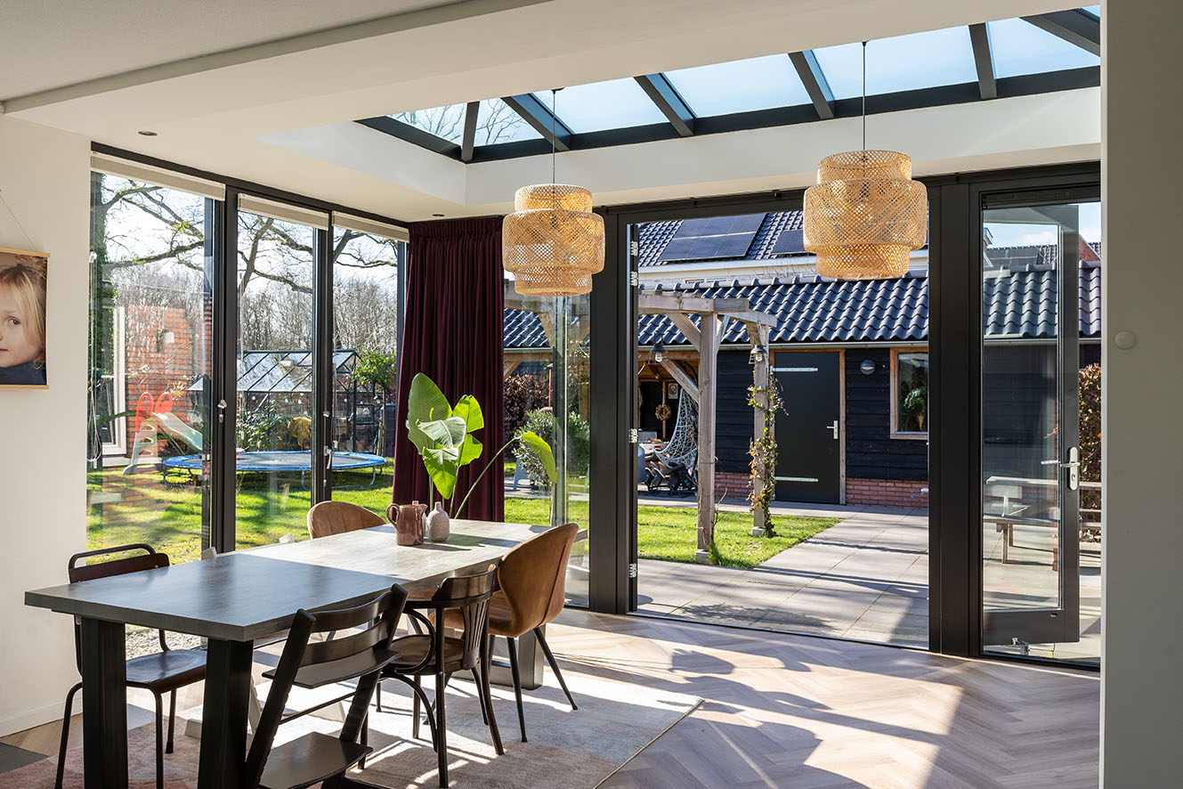 Moderne serre aanbouw met antraciete openslaande deuren en lichtstraat