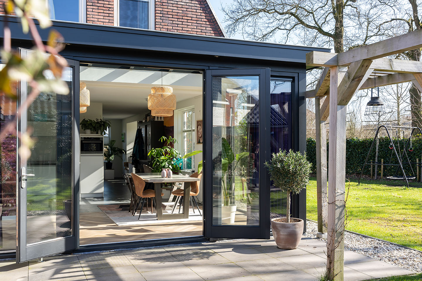 Moderne serre aanbouw met openslaande deuren in Apeldoorn