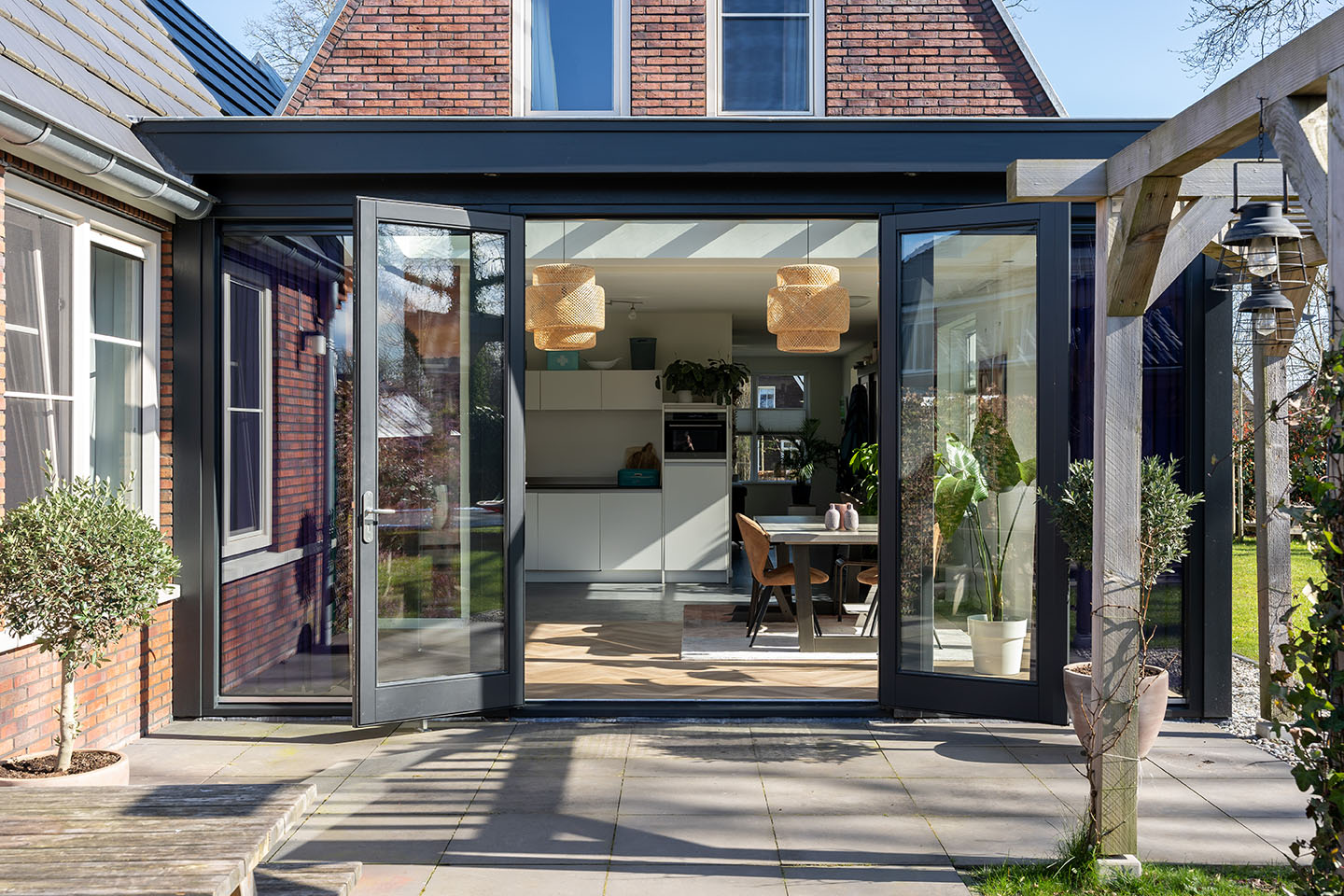 Moderne serre met openslaande deuren