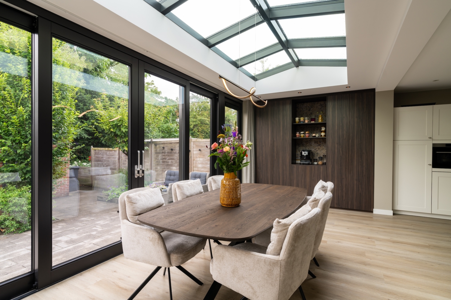 Moderne uitbouw met eethoek