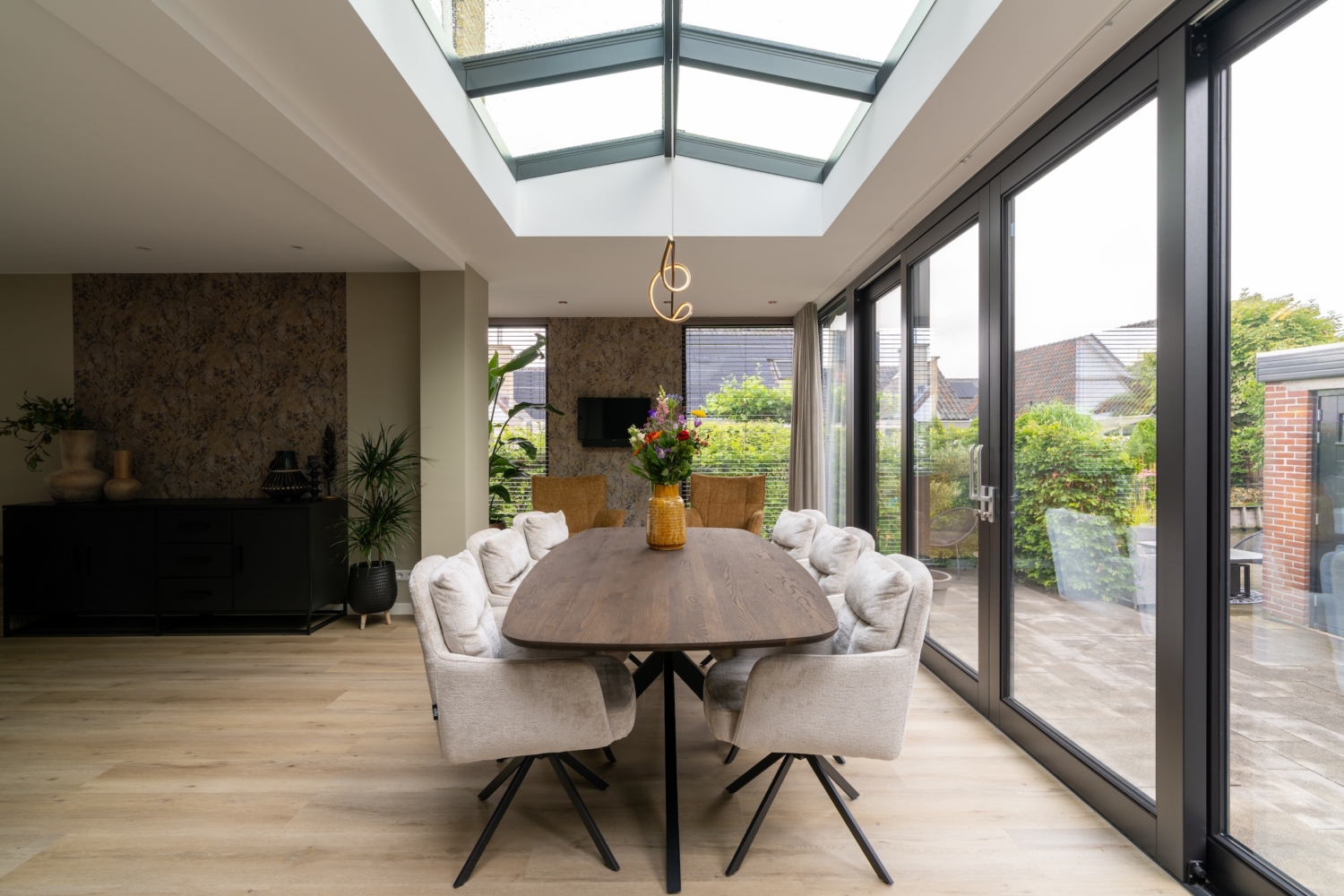 Moderne serre met eethoek in De Lier