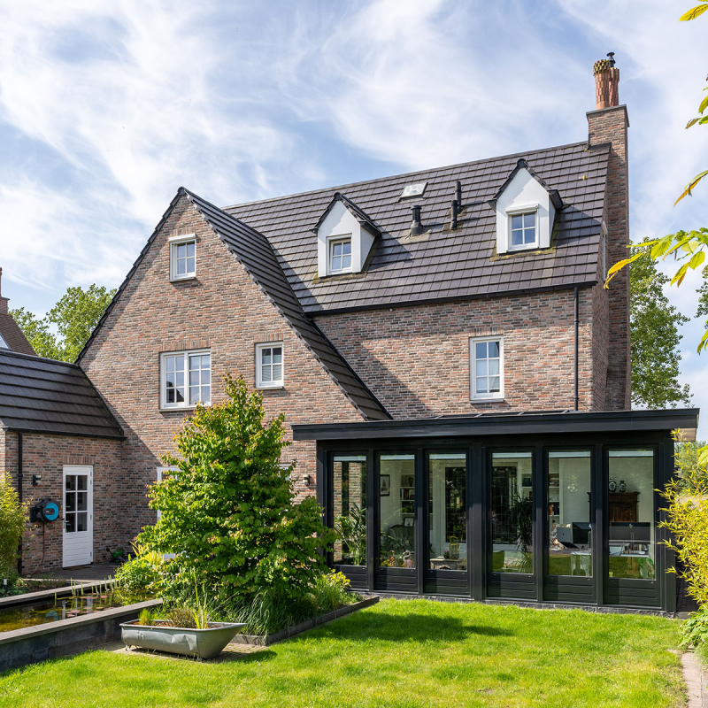 Serre met zwarte kozijnen