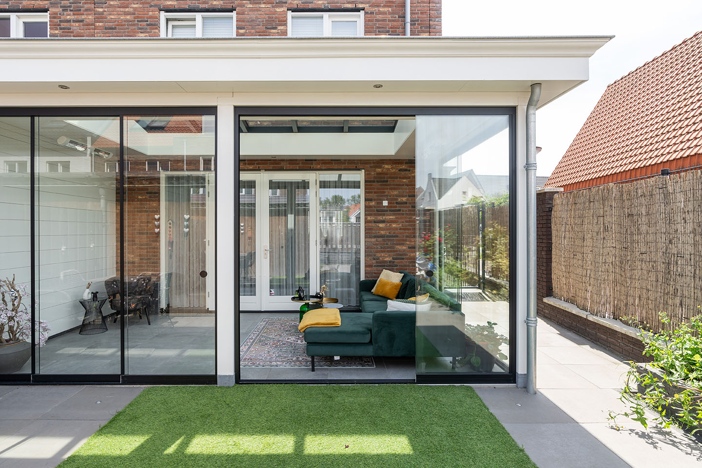 Serre tuinkamer van hout met modern interieur