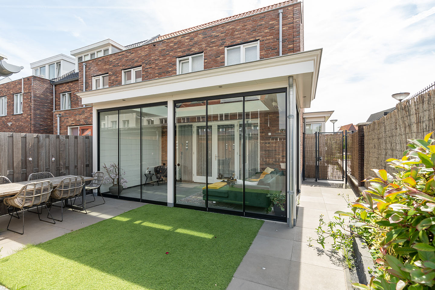 witte veranda serre met glazen schuifwanden