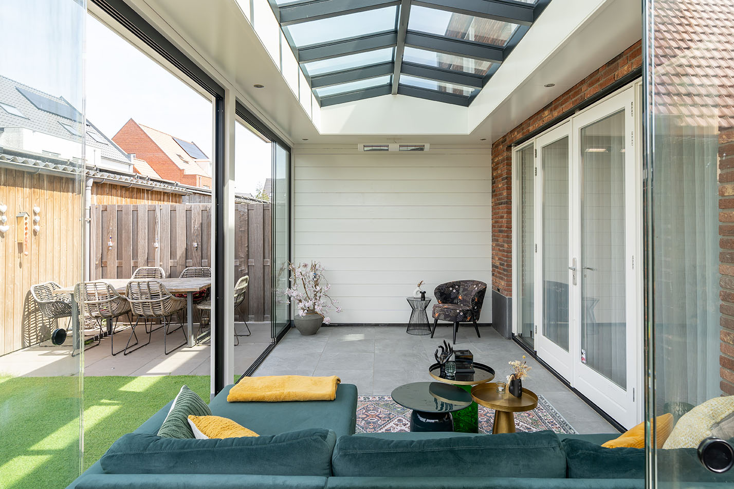 serre met glazen schuifwanden en lichtstraat