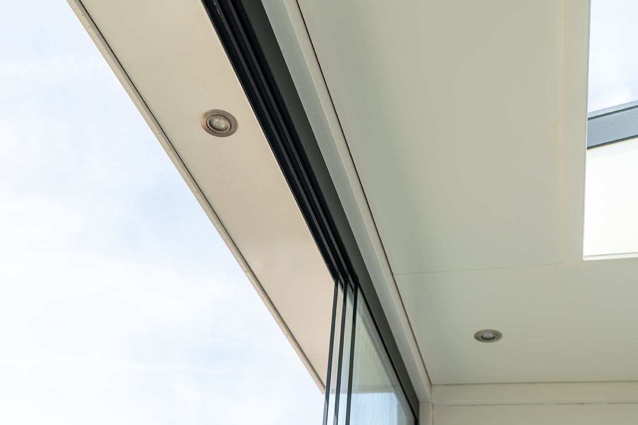 steellook glazen schuifwanden en plafond met spotjes