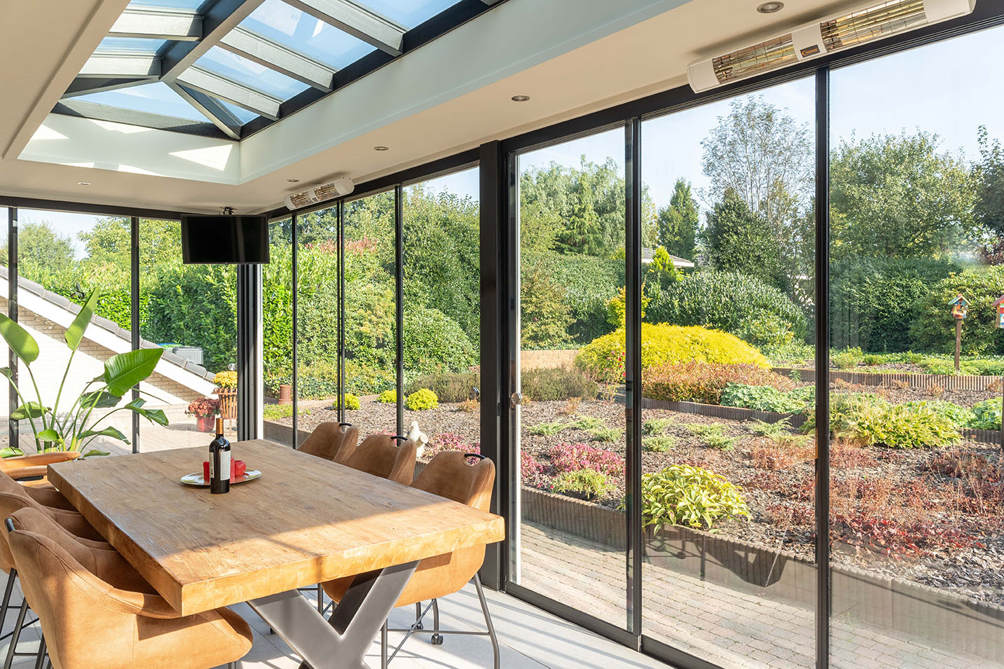 Veranda met industriële schuifwanden