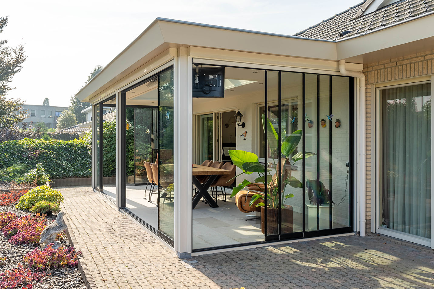Witte tuinkamer met glazen schuifwanden