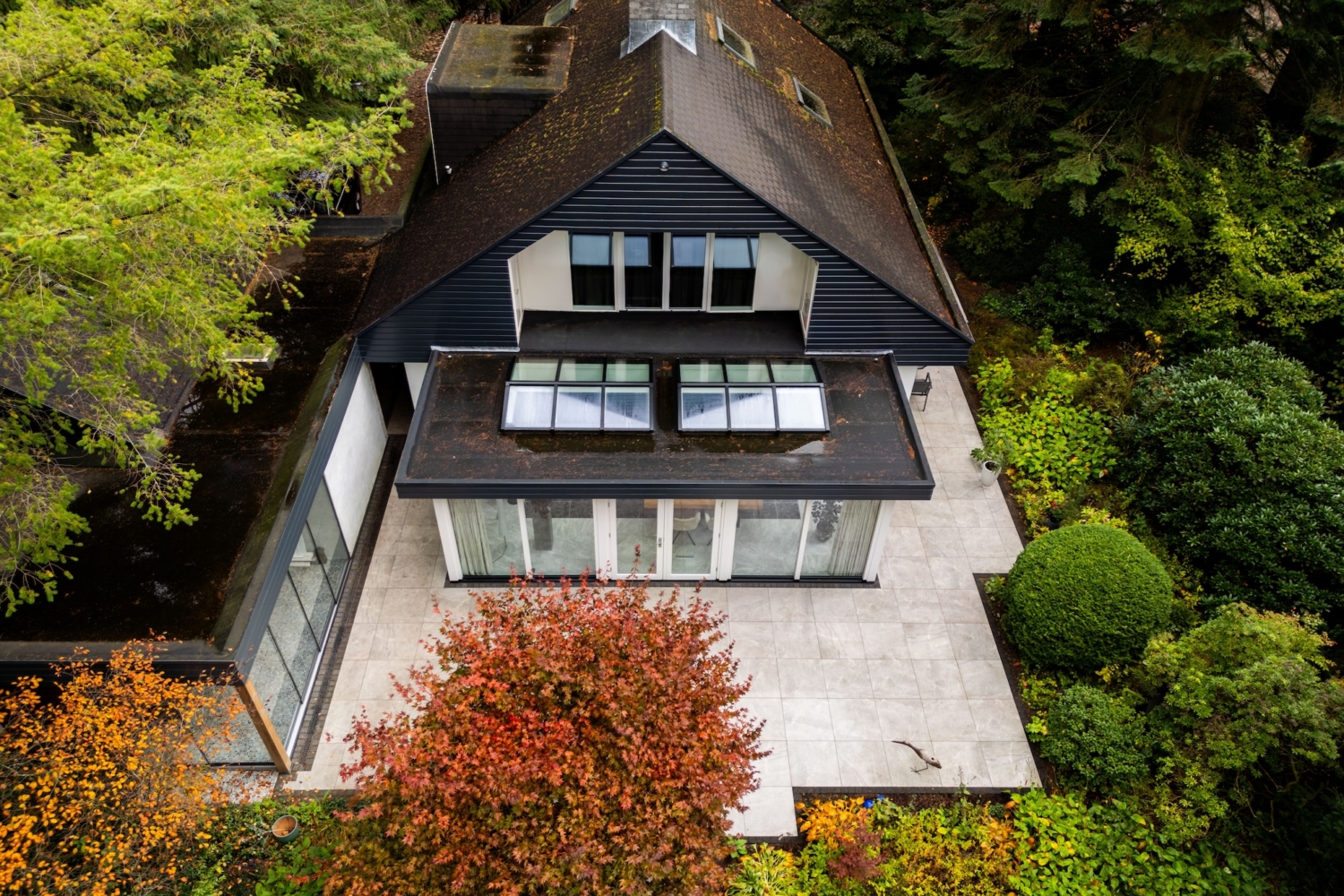 Serre uitbouw met zadeldaken in plat dak