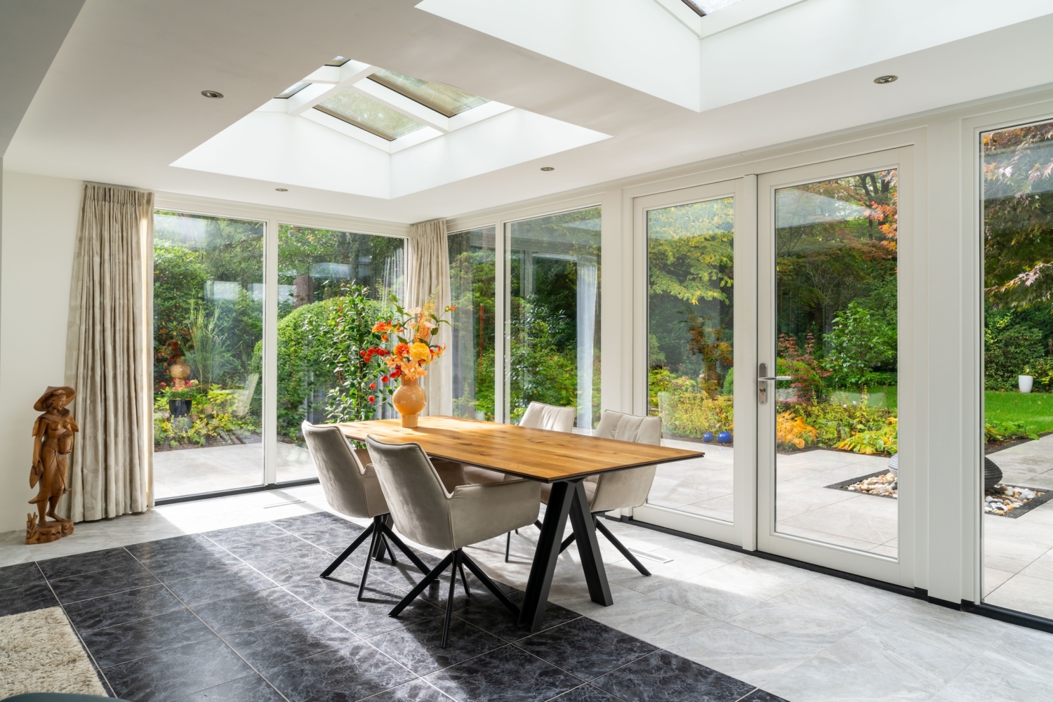 Moderne serre uitbouw met openslaande deuren